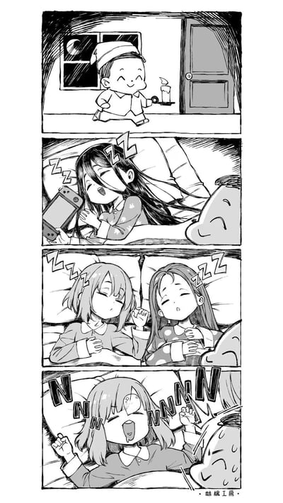 这是一幅原创四格黑白漫画，描绘了深夜病房里的趣味场景：
1. 第一格：戴着护士帽的小护士端着有点燃蜡烛的托盘，笑眯眯地在夜晚的病房走廊行走；
2. 第二格：一位长发女生抱着掌机，躺在床上熟睡，发出「ZZZ」的轻柔鼾声；
3. 第三格：两位女生并排躺在床上，同样睡得很沉，打着「ZZZ」的呼噜；
4. 第四格：左边的短发女生突然鼾声变大，变成「NNNN」的震耳巨响，还流着口水，将邻床的人和病床都震得冒冷汗，通过鼾声的强烈反差制造出搞笑的效果。