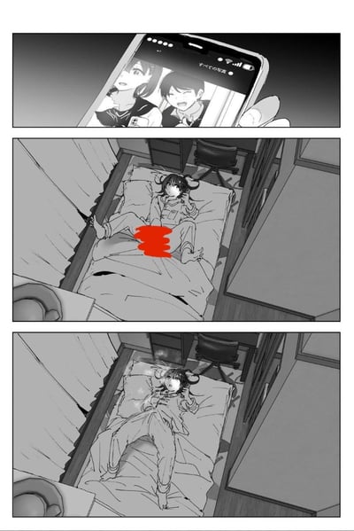 这是一组三格的黑白原创漫画：
1. 第一格：一只手握着手机，屏幕显示一男一女的合照，屏幕上方有日文「すべての写真」（意为所有照片）。
2. 第二格：黑发女生躺在床上，双腿分开，胯部位置有一大块红色痕迹，她拿着手机，表情慌乱尴尬，显然误以为自己经期侧漏弄脏了床单，正处于社死的恐慌中。
3. 第三格：女生床上的红色痕迹突然消失，她瞪大双眼，露出震惊又惊讶的表情，原来刚才的红色痕迹是误会，瞬间从社死的恐慌转为虚惊一场的错愕。
这组漫画通过反转的情景，表现女生日常中可能遇到的尴尬误会，充满搞笑和共鸣感。