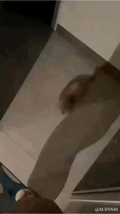 这是一段动态GIF，展示了一个有趣的视觉错位效果：一只手在楼梯台阶旁做出类似攀爬的动作，它的影子投射在楼梯表面，看起来就像一个小人正在顺着楼梯向上攀爬，巧妙利用光影与视角制造出逼真的错觉，没有双关、谐音梗等特殊含义，就是单纯的创意视觉小把戏。