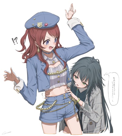 这是一张《LoveLive!虹咲学园学园偶像同好会》的同人插画，红头发的艾玛·维尔德穿着短款露腰的蓝色套装，被身后深绿头发的三船栞子抱住腰，艾玛露出惊讶错愕的表情，张开手臂、嘴巴大张，似乎被突然的触碰吓到；栞子则凑近艾玛的腹部，一脸认真地说着两人因为吃了同样的东西，腰围也有了变化，画面充满了可爱的CP互动感。