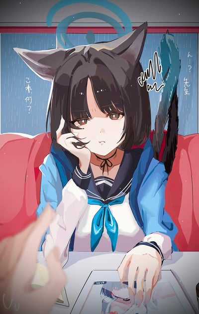 雨天的室内，《蔚蓝档案》的猫耳少女猫冢响撑着脸颊，一脸疑惑地看向视角为“先生”（玩家）的方向，尾巴轻轻晃动。她看着面前递来的自己的另一张卡面，嘴里说着“ん…？先生”（嗯…？老师）和“これ、何？”（这是什么？），尾巴的拟声词“ゆらゆら”表现出她的小困惑，是非常软萌的同人日常互动场景。
