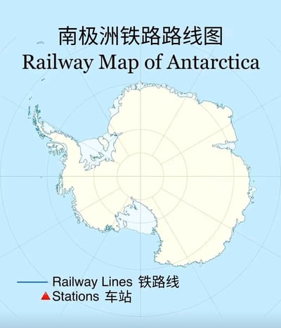 这是一张恶搞性质的趣味伪地图，采用极地投影样式，背景为浅蓝色，中央绘制了完整的南极洲大陆轮廓。图的顶部标注了中英文对照的“南极洲铁路路线图”标题，左下角设置了铁路线和车站的图例，但整张图没有绘制任何实际的铁路线路或是车站点位，利用南极洲目前不存在公共运营铁路系统的常识制造反差感，是网络上流传的整活类梗图。