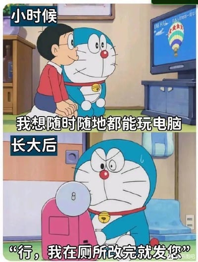 这是一张上下拼接的对比梗图，取材自经典动画《哆啦A梦》的截图并进行二次创作。上图标注“小时候”，画面中野比大雄和哆啦A梦一同开心地看着电视，配文“我想随时随地都能玩电脑”，展现出孩童时期对自由玩乐的单纯向往；下图标注“长大后”，哆啦A梦坐在马桶上，脸上满是疲惫与无奈，配文“行，我在厕所改完就发你”，描绘了长大后被工作裹挟，连如厕的私人时间都被工作占用的职场现状。通过童年理想与成年现实的强烈反差，精准戳中当代职场人被工作侵占私人生活的痛点，用幽默的方式调侃了职场的无奈。
