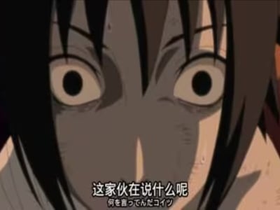 这是《火影忍者疾风传》里宇智波佐助的经典表情截图，画面聚焦于佐助的脸部特写，他瞪大双眼，眼神里满是震惊与困惑，脸颊还有汗珠，下方配有中日语对照字幕“这家伙在说什么呢 / 何を言ってんだコイツ”。这个表情脱离原作语境后，成为中文互联网上用来表达对离谱言论、迷惑事件的困惑与吐槽的万能表情包，在B站、抖音等平台被广泛使用。