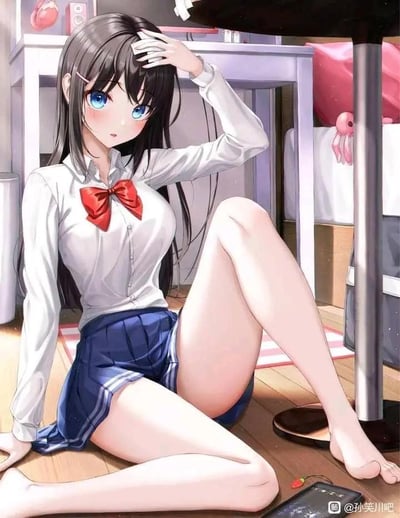 插画中是一位蓝眼睛黑发少女，她穿着白色衬衫和蓝色百褶裙的校服，领口系着红色蝴蝶结。少女正单手扶额，盘腿坐在木质地板上，姿态自然放松。背景是典型的日式卧室，可见书桌、床铺和一些生活用品，营造出温馨的居家氛围。