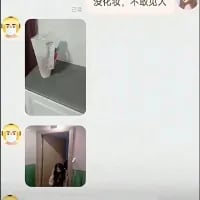 这是一段社交平台聊天记录截图，由两张竖版实拍图拼接而成。上方图片展示了放置在台面上的一杯带吸管的奶茶，下方图片则呈现了一个人躲在门后、只露出部分身体的场景，聊天框内配文“没化妆，不敢见人”，用真实的日常画面调侃女生没化妆时不愿见人的社恐状态，十分接地气，引发同款心态人群的共鸣。