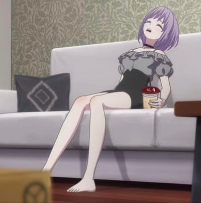图中是一位紫短发的动画少女，她身着灰黑拼接的露肩连衣裙，赤着脚慵懒地瘫靠在浅色沙发上，身体向后仰，一只手握着带红色盖子的纸杯饮料，双眼紧闭、嘴巴微张，神态惬意放松，仿佛正享受着悠闲的休憩时光。沙发上还摆放着一个带有几何图案的深色靠枕，背景是带有植物花纹的墙壁，整体画面营造出慵懒闲适的氛围。