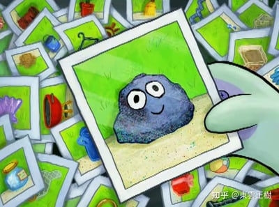 这是经典动画《海绵宝宝》的截图，画面里章鱼哥的手拿着一张照片，照片里是一块被画上了大眼睛和微笑的普通石头，周围还堆着满满一堆各种物品的照片。这是章鱼哥把这块石头当作宠物的名场景，充满了荒诞又治愈的氛围，既体现了章鱼哥的孤独，又展现出他自娱自乐的可爱一面，常被用来调侃自己的小众爱好或是孤独时的自我慰藉。