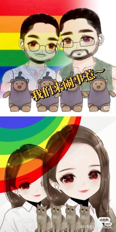 这是一张上下拼接的卡通插画，上方是两位戴眼镜的男性角色，背景为彩虹旗，他们面前摆放着四个泰迪熊玩偶，中间有黄色文字“我们来闹事惹~”。下方是两位女性角色，背景同样有彩虹元素，她们面前摆放着四只猫咪玩偶。整体风格可爱温馨，充满彩虹元素。