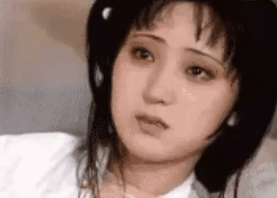 动图展示了林黛玉的表情从悲伤忧郁逐渐变得夸张扭曲的过程。开始时她眼含泪水，神情哀伤；随后表情逐渐变得怪异，眼睛瞪大，嘴巴扭曲，最终变成一种极为夸张的惊恐表情，带有明显的喜剧效果。这是对经典影视角色的幽默化改编，通过夸张的表情变化制造笑点。