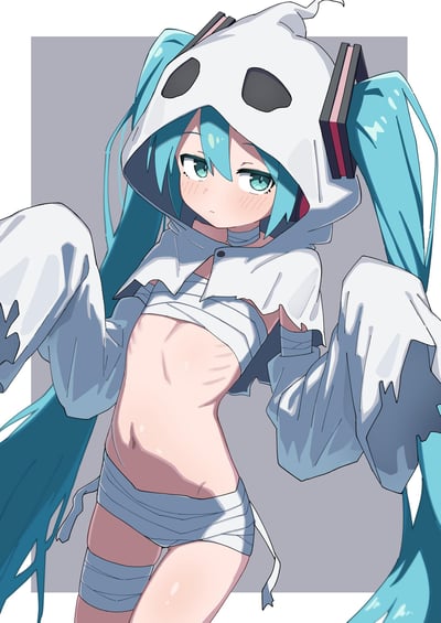 这是一幅VOCALOID角色初音未来的同人插画，图中的初音未来戴着带有幽灵造型的白色连帽罩衫，标志性的蓝绿色双马尾从帽子两侧垂下，上身采用绷带样式的布料包裹，露出线条纤细的腰腹，脸上带着淡淡的红晕，眼神略带羞涩地看向镜头，宽大的罩衫袖子将她的手完全遮住，整体风格软萌可爱，是万圣节相关的主题创作，图中没有双关、谐音梗或暗示内容。
