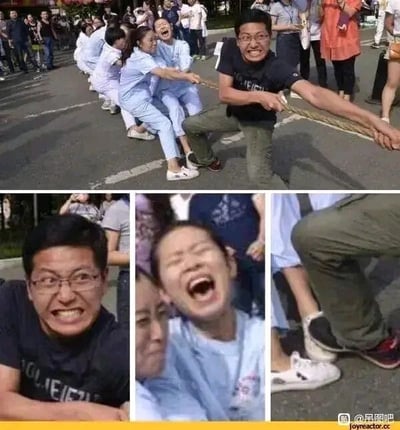 这是一组多图拼接的拔河活动照片，上方为整体场景，展示了一场拔河比赛，穿深色T恤的男生和一群穿浅蓝色工作服的人分持拔河绳两端，男生表情狰狞，身体后倾，看似在全力拔河；下方的三张特写图则揭露了搞笑的真相：男生的双脚并未踩在地面上，完全没有发力，只是在假装用力，而对面的女生们则表情夸张、面露痛苦，双脚蹬地，真正在拼尽全力拔河，这种“假用力”和“真拼命”的强烈反差，制造出了十足的搞笑效果。