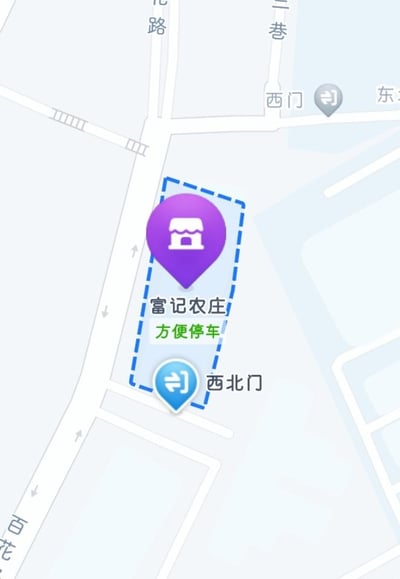 这是一张导航地图软件的截图，清晰展示了餐饮场所「富记农庄」的具体位置：农庄位于百花路与一条未显示全名的道路交叉口附近，标注有「方便停车」的实用提示，同时明确标出了农庄的西北门入口。地图以浅蓝、白色为底色，用带店铺图标的紫色定位标识突出富记农庄的位置，蓝色箭头图标则指示西北门的方位，周边还可见「三巷」「西门」等道路与相关出入口的文字标注，整体信息简洁明了，便于用户查找目的地。