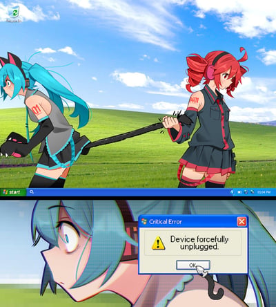 这是一张结合VOCALOID虚拟歌手与Windows XP系统的搞笑二次创作梗图，分为上下两个部分：
上半部分是Windows XP经典的蓝天草原桌面，红头发的重音teto扯断了初音未来身后的黑色数据线，初音露出慌张的神情；
下半部分是初音未来的特写，眼神惊恐，同时弹出Windows XP的“Critical Error”错误窗口，提示“Device forcefully unplugged.（设备被强制拔出）”。
这张图的双关梗在于：将虚拟歌手初音未来拟人化为电脑外接设备，数据线被扯断对应系统提示的“设备被强制拔出”，用拟人化的方式把系统报错和虚拟角色设定结合，制造出无厘头的搞笑效果。