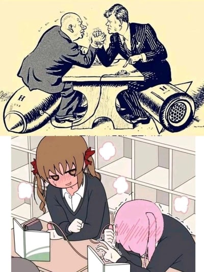 这是一张上下拼接的反差梗图：上图是冷战时期的经典政治讽刺漫画，刻画了赫鲁晓夫与肯尼迪在桌前掰手腕的场景，两人分别坐在带有“H”标识的核弹和核动力载具上，神态紧绷、互不相让，精准还原古巴导弹危机期间美苏核威慑对峙的紧张氛围；下图是动漫风格的原创插画，双马尾少女脸红耳赤、眼眶含泪，表情又气又羞，粉发少女则低头脸红到冒烟，两人的手部姿势极易让人产生误会，营造出极度尴尬的社死氛围，与上图的严肃紧张形成强烈的反差感。
