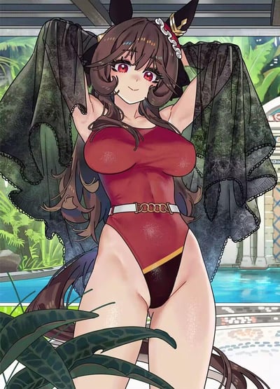 这是一张《赛马娘Pretty Derby》的角色里见光钻的同人插画，角色身处泳池边的场景中，身着酒红色连体泳装，腰间搭配带有金属链装饰的白色腰带，正双手举起将外搭的深色花纹罩衫拉开，肌肤带有湿润的光泽感，背景可见泳池与热带绿植。角色面带柔和的微笑，姿态放松，整体画面充满夏日清爽的氛围，展现出角色温柔又充满活力的一面。