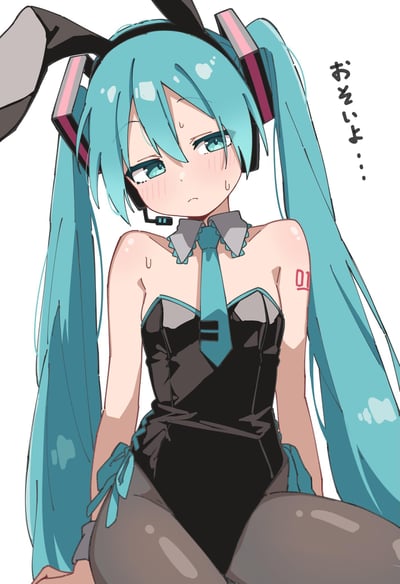 图中是VOCALOID旗下的虚拟偶像初音未来，她身着兔女郎风格的紧身服饰，头戴黑色兔耳发箍，标志性的蓝绿色双马尾垂在身侧。她脸颊泛红，额头和脸颊挂着汗珠，半睁着眼睛，神情窘迫又带着害羞，一副难为情的模样。右侧的日文文字「おそいと…」翻译为「轻一点哦……」，进一步烘托出她娇羞、局促的状态，整体画风软萌细腻，将角色的难为情表现得十分生动。