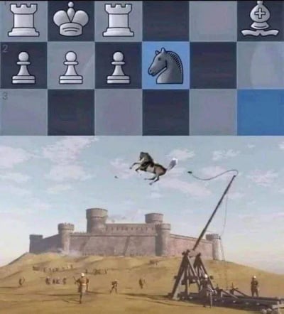 这是一张上下拼接的对比梗图，上半部分展示了国际象棋棋盘的局部，第二排是三颗兵棋子，第三排的蓝色格子里是一枚马（骑士）棋子；下半部分是一幅中世纪风格的场景，一台大型投石机正将一匹真马向远处的城堡方向投掷出去，马在空中呈现出挣扎的姿态。这张图玩了一个巧妙的双关梗：国际象棋里的马棋子走法是独特的“日”字形跳跃，和其他棋子的直线移动完全不同，图中用投石机把马抛出去的荒诞场景，夸张化地还原了马“跳着走”的移动特点，通过现实场景和棋类规则的反差制造出搞笑的效果。