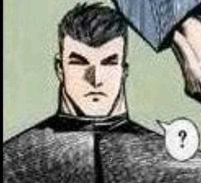 这是一张经过二次编辑的漫画风格图片，画面主体是一位有着硬朗五官、穿着高领深色上衣的男性漫画角色，他眉头微蹙、双眼半眯，脸上露出明显的困惑神情。角色的右侧有一个带问号的对白气泡，胸口位置也有一个问号，画面上方还露出一只手的部分，整体氛围传递出角色对当前状况摸不着头脑的情绪，常被用作表达疑惑、摸不着头脑的表情包。