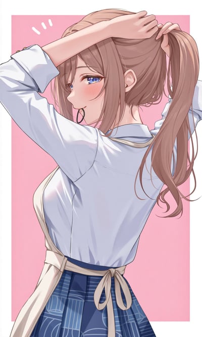 画面里是一位浅棕发色的二次元少女，正背过身抬手将头发扎成马尾，嘴里咬着黑色发圈，脸颊带着淡淡的红晕，蓝紫色的眼眸看起来温柔又羞涩，背景是柔和的粉色，整体氛围清新治愈，充满少女感。