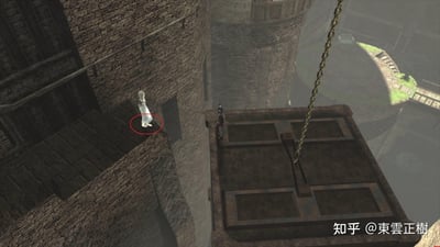 这是Square Enix发行的动作角色扮演游戏《尼尔：复制体 ver.1.22474487139...》的游戏内截图，画面中主角尼尔的妹妹尤娜站在城堡的阳台边缘，由于视角与阴影的巧合，她的脚部区域和下方阴影完全重合，形成了「仿佛没有脚、悬空站在阳台边缘」的视觉错位效果，看起来十分惊险。一旁的尼尔站在链条悬挂的吊台之上，背景是昏暗朦胧的复古石质城堡内部，整体氛围偏阴郁。
这张图的核心趣味点在于这个意外的视觉错位，让游戏里的正常场景看起来充满违和感。