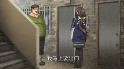 这是一张经过马赛克处理的动画截图，画面设定在居民楼的楼道与电梯区域：一位扎着蝴蝶结长马尾、身穿深蓝色校服的女生站在电梯门前，对着从楼梯间走下来的脸部被马赛克遮挡的胖男生说出字幕“我马上要出门”，整体呈现日常的居民楼互动场景，女生神态平静，男性角色的脸部被后期进行了遮挡处理。