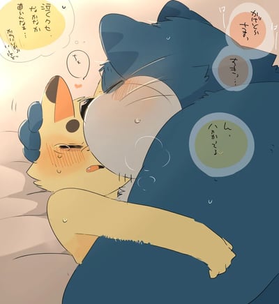 这是一幅温馨的二次元插画，描绘了两只拟人化的猫咪在床上依偎的场景。画面中，黄色的小猫带着蓝色的发饰，脸颊泛红，正害羞地依偎在体型较大的蓝色猫咪怀里。黄色小猫闭着眼睛，嘴角微微张开，似乎在说着什么。蓝色猫咪则温柔地闭着眼睛，享受着这份亲密的时刻。背景采用了柔和的暖色调，营造出舒适温馨的氛围。图中有多个对话气泡，里面包含日文对话内容。