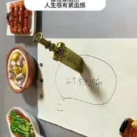 这是一张趣味原创梗图，画面左侧摆放着三道家常菜肴，右侧白纸上放置了一个类似古代夹式刑具的道具，搭配两处文字玩谐音梗：顶部标注“人生微有紧迫感”，道具旁的对白气泡写着“三个菜就拍刑”，其中“刑”谐音“行”，用刑具的视觉效果呼应“紧迫感”，通过夸张道具和文字的结合，制造反差感，调侃日常用餐时的趣味场景，传递出轻松搞笑的氛围。