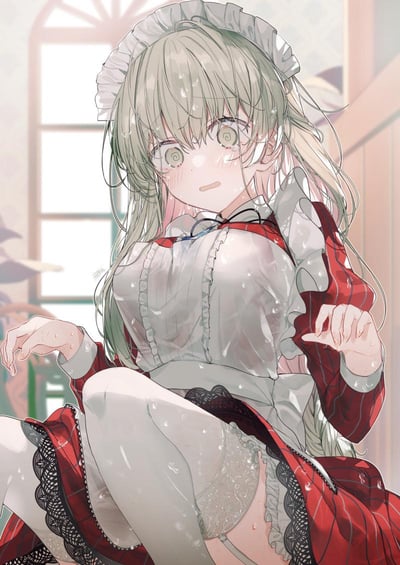 画面呈现了一位浅绿长发的女仆装少女，她浑身被水打湿，衣物贴身透出内里的蕾丝装饰，双眼变成螺旋状，满脸晕眩窘迫的神情，脸颊泛红，双手抬起，身体姿态显得慌乱无措，背景是室内带有窗户的温馨场景，整体画面充满了柔弱又窘迫的氛围。
