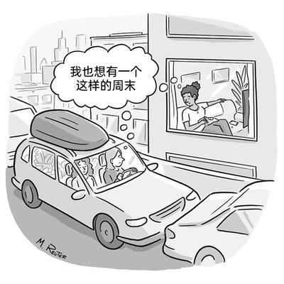 这是一幅黑白单格卡通漫画，展现了都市周末的强烈生活反差：城市道路拥堵不堪，一辆装有车顶行李包的汽车被困在车流中，副驾驶的乘客满脸羡慕地望向路边建筑的窗户——窗内的人正惬意地坐在沙发上，手持杯子，享受着悠闲放松的周末时光，这位乘客的脑海中浮现出想法“我也想有一个这样的周末”，直白地表达出对这种悠闲状态的向往；而驾驶员则专注地操控着车辆，车内还装有行李，显然他们正奔波在路上，与窗内的闲适形成鲜明对比，精准戳中了都市人在周末时，有人忙碌赶路、有人惬意休憩的日常反差，引发共鸣。