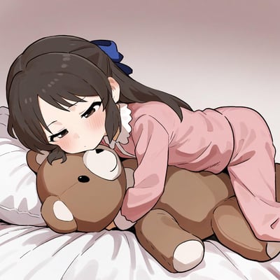 画面中是一位留着深棕色长发、别着蓝色蝴蝶结的卡通少女，她穿着粉色的睡衣，正趴在床上，将头靠在棕色泰迪熊玩偶的脑袋上，脸颊带着淡淡的红晕，眼神惺忪半睁，看起来刚睡醒或者正准备入睡，氛围温馨又软萌，给人一种治愈的感觉。