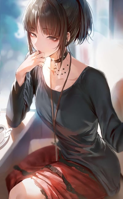 一幅二次元风格插画，描绘了一位黑发少女坐在窗边的场景。少女将头发扎成马尾，留有整齐的刘海，眼睛微眯，带着一丝慵懒的沉思表情。她穿着黑色长袖上衣和红色带蕾丝边的裙子，脖子上戴着黑色项圈和珠链项链。右手轻轻托着下巴，左手自然放在腿上。背景中可以看到窗外透进来的阳光，营造出温暖柔和的氛围。桌上放着一个白色的茶杯和茶碟，整个画面充满了宁静而唯美的感觉。