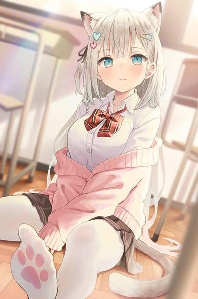 在放学后的教室地板上，坐着一位银白发色、蓝眼睛的原创猫耳少女。她身着白衬衫搭配红格领结，外搭一件滑落肩头的粉色针织开衫，下身是校服短裙与白色裤袜，脚上穿着可爱的猫爪样式袜子，身后还垂着毛茸茸的猫尾。少女面带温柔浅笑，姿态放松地坐着，单脚朝向镜头，整体画面软萌治愈，充满日系二次元的温柔氛围。