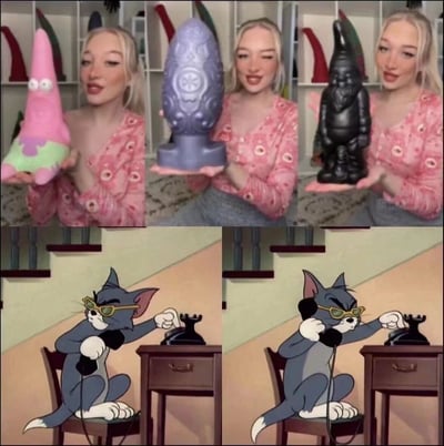 图片由上下两部分组成，上部分是一位金发女子手持三个造型奇特的物品：粉色锥形玩偶、紫色蛋形摆件和黑色地精雕像，背景是摆放着类似装饰品的架子。下部分是《猫和老鼠》中的汤姆猫戴着墨镜，坐在桌前使用老式电话的两个连续动作画面，表情酷拽。整体通过人物展示物品与卡通角色打电话的场景形成幽默对比，可能用于表达看到奇特物品时的反应。