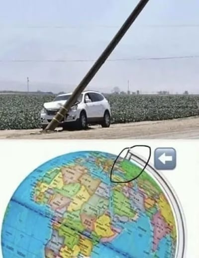这是一张上下拼接的对比类搞笑梗图：上半部分为实拍户外车祸场景，一辆白色SUV停在农田旁的土路上，车头撞上了底部断裂的电线杆，电线杆斜向靠在车头上，杆身向画面右上方延伸；下半部分是地球仪的特写，地球仪的弧形金属支架位置被黑色线圈出，该支架的形态和上半部分电线杆斜靠车身的画面高度重合，利用视觉上的巧合感制造出诙谐的笑点。