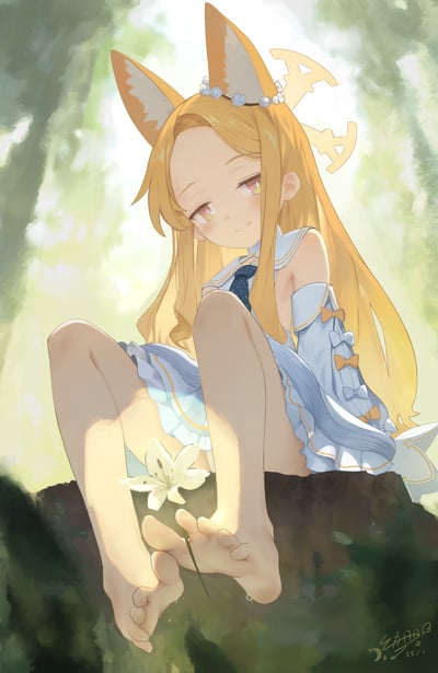 这是手游《蔚蓝档案》角色伊落玛丽的同人原创插画，画面中金发狐狸耳的玛丽戴着浅蓝色小花发饰，身后是她专属的船锚形光环，身着浅蓝露肩水手风小裙子，赤脚坐在林间的树桩上，用脚趾勾着一朵白色百合。阳光透过林间树叶柔和地洒在她身上，少女脸上带着温柔的浅笑，脸颊晕着淡淡的红晕，整体氛围治愈又清新，没有双关、谐音梗或暗示内容。