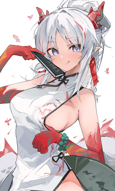 这是一张游戏《明日方舟》角色年的同人插画，角色有着银白挑红的长发、红色龙角与尖耳，身着带有龙纹元素的白色改良旗袍，搭配红纹长手套。她面带红晕，吐着舌头露出俏皮的表情，一只手拿着类似手机的物品贴在脸颊旁，姿态娇俏，周围点缀着粉色花瓣，整体氛围甜美又带着小魅惑。