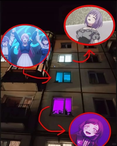 这是一张创意拼贴图，将现实居民楼的不同楼层窗户灯光，和BanG Dream!衍生作品《BanG Dream! It's MyGO!!!!!》里的名场面截图对应起来：最上方亮灯的窗户对应剧中处于疲惫状态的高松灯；中间蓝灯窗户对应剧中三人舞台表演的场景；下方紫灯窗户对应剧中处于癫狂状态的千早爱音，用现实场景完美还原了动画里的名场面氛围，充满趣味。