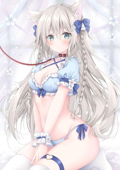 图中呈现一位银发二次元猫耳少女，长发间编着几缕精致的麻花辫，搭配蓝色蝴蝶结发饰，猫耳灵动俏皮。她身着浅蓝色带白色荷叶边的分体式可爱内衣，领口、袖口与衣摆处都点缀着深蓝色蝴蝶结，设计露出精致锁骨与腰腹线条。脖子上佩戴着红色项圈并系有红色牵引绳，少女脸颊泛红，以娇柔的坐姿呈现，背景是带有白色小花点缀的柔和白纱帘，整体氛围清新软萌，充满羞涩感。