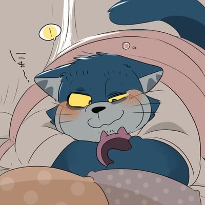 图中是一只蓝色的卡通猫，正舒适地躺在床上，盖着粉色的被子。它双眼微眯，黄色的眼睛带着满足的神情，脸颊泛红，显得十分惬意。猫的爪子抱着一个粉色的环形物体，尾巴随意地搭在被子上。左上角有一个黄色的感叹号气泡，旁边有手写风格的日文文字“つまり...”，整体氛围温馨可爱，展现了猫咪慵懒放松的状态。