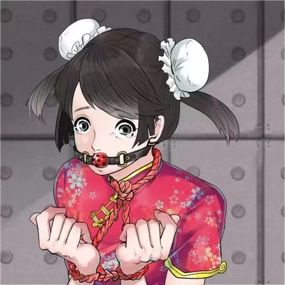 图片中是一位穿着红色花纹旗袍的动漫少女，她有着黑色短发，两侧扎着带有白色发饰的发髻。少女的嘴巴被黑色口枷封住，口枷上有一个红色瓢虫装饰。她的双手被红色绳子在胸前绑住，表情看起来有些担忧和不安。背景是带有圆形图案的灰色金属墙面。