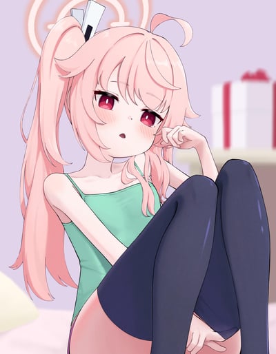 插画中是一位有着粉色长发双马尾的动漫少女，头发上别着白色发卡。她有着红色的眼眸，脸颊带着红晕，表情略显害羞。少女穿着绿色的背心和黑色紧身裤，正以单手托腮的姿势坐在地上。背景中可以看到模糊的书架和圆形的灯光装饰，整体呈现出温馨的居家氛围。