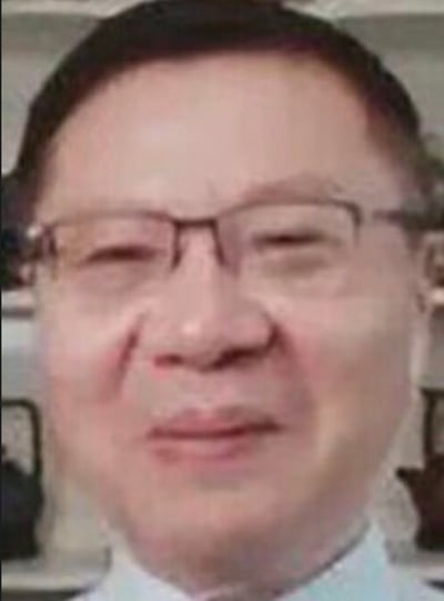 图片为一位戴眼镜中年男性的面部特写，背景为室内环境，隐约可见模糊的家具轮廓。人物表情平和，嘴角略带微笑。结合标题可知这是一张与时间提醒相关的图片，暗示2026年已过去一天。