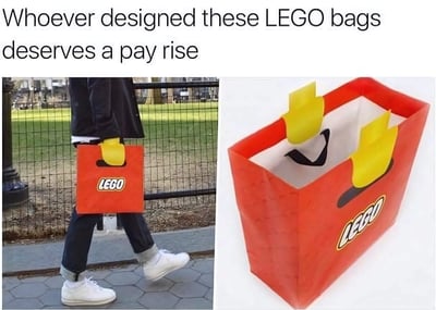 这张图展示了一个极具创意的LEGO乐高购物袋设计，将手提袋的提手做成仿LEGO小人手臂的黄色大手，拿在手上时视觉上就像真人变成了一个LEGO小人，非常有趣和吸睛。左侧是路人手提袋子的实景图，右侧是袋子的特写。整体充满了幽默感和巧思，非常适合用来表达夸赞设计创意或表达“创意满分”，同时暗含了‘高手在民间’的意思。有一种视觉上的双关和脑洞元素。
