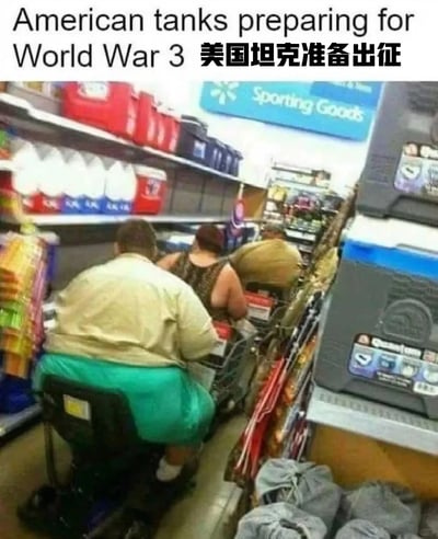 这是一张带有美式幽默的搞笑梗图，拍摄场景为美国沃尔玛超市的货架通道，三名体型肥胖的顾客分别坐在超市代步车和购物车上，排成一列，从后方视角看他们的形态类似坦克。图片上方配有中英文文字“American tanks preparing for World War 3 美国坦克准备出征”，利用“坦克”的双关含义——既指军事武器，又调侃肥胖人群的体型像坦克，以此制造荒诞幽默的效果，同时讽刺调侃美国普遍的肥胖问题，用“准备第三次世界大战”的夸张说法进一步强化搞笑氛围。