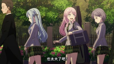 动漫《MyGO!》中的场景，展示了三位穿着紫色校服和绿色格子裙的女学生在校园中行走。粉发女生表情惊讶地说出"也太大了吧?"，旁边有蓝发和紫发女生低头行走，背景有绿色树木和盛开的粉色花朵。