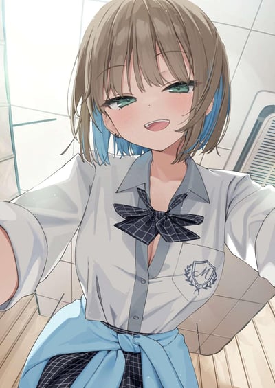 这是一张AI绘制的二次元插画，画面中的少女有着浅棕色底色搭配挑染蓝的短发，穿着解开几颗扣子的浅灰色校服衬衫，搭配格纹领结，腰间系着一件浅蓝色外套，正以自拍的角度对着镜头，眉眼弯弯、咧嘴笑着，脸颊带着淡淡的红晕，看起来元气满满又十分亲昵。背景是带有瓷砖墙面和空调的室内空间，整体画风清新柔和，氛围治愈。