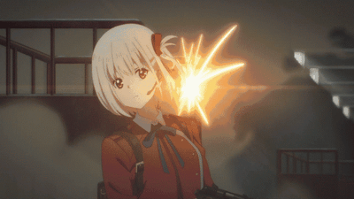 这是原创TV动画《Lycoris Recoil》（莉可丽丝）中的角色锦木千束的开枪动态图，画面里她身处室内建筑空间，手持枪械射击，枪口迸发出明亮的火光，脸上带着轻松的笑意，动图完整呈现了开枪时的火光闪烁效果，整体画面充满帅气利落的张力。