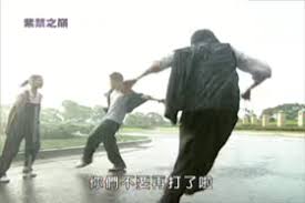 台剧《紫禁之巅》经典雨中场景，画面中女主伸出手焦急劝架，下方字幕显示其台词“你们不要再打了啦”，而两位男主却在雨中做出夸张的舞蹈动作，形似“尬舞式斗殴”，因动作与“打架”的严肃性形成强烈反差，画面荒诞搞笑。该场景完美诠释了“打架像跳舞”的荒诞美学，成为网络热梗后常用于调侃无意义争执或劝架无效的场景。