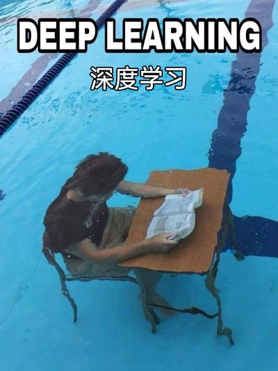 这是一张利用谐音梗制造笑点的静态搞笑图片。图中呈现了一个荒诞趣味的场景：一名真实人物坐在泳池水下的一套桌椅前，双手捧着一本打开的书，做出阅读学习的动作。图片上方配有英文“DEEP LEARNING”和对应的中文“深度学习”，利用人工智能领域的专业术语“深度学习”的字面含义——在很深的水里进行学习，打造双关梗，既调侃了投入到极致的学习状态，也和专业概念形成强烈反差，制造出荒诞幽默的效果。